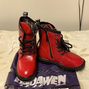 Girls red boots with lining. 🌺🌺
